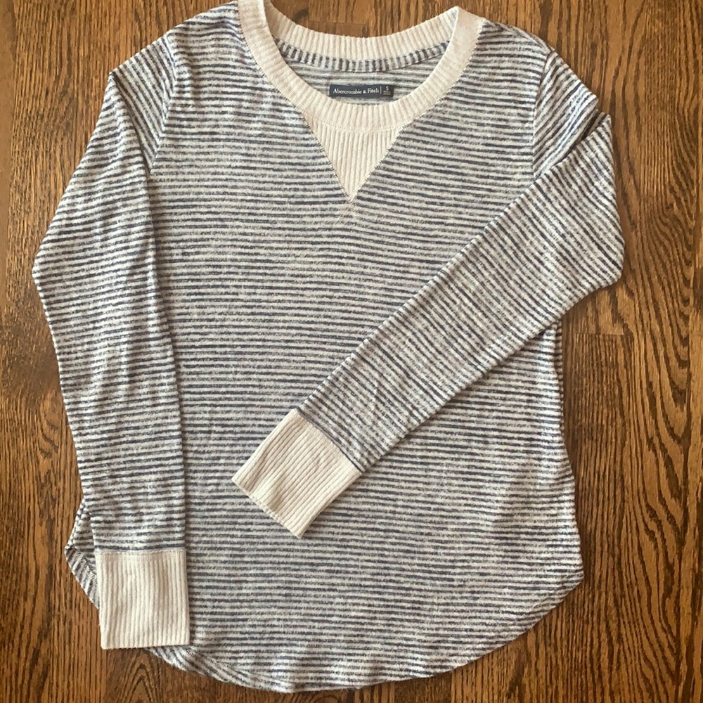 Abercrombie & Fitch Women’s SUPER SOFT Long Sleeve Small Top in Gray and Black